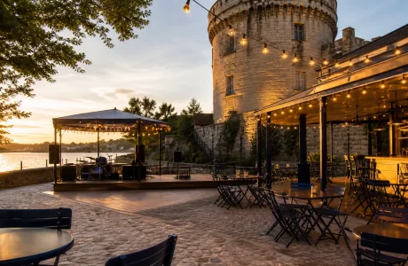 Une guinguette conviviale s'installe au pied d'un monument historique emblématique en Loire-Atlantique